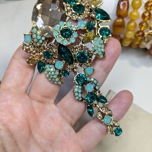 653 Elegant Gold and Green Floral Brooch